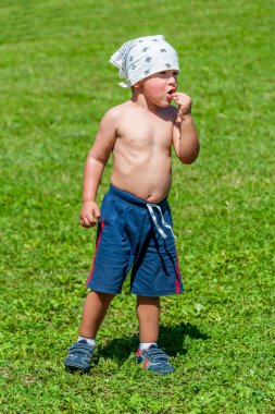 gülümseyen ve mutlu çocuk