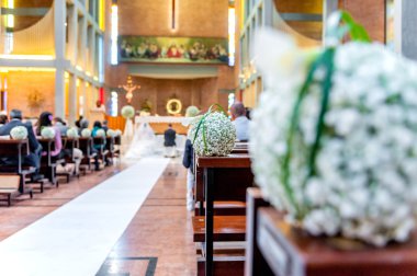 Kilisede beyaz çiçekler