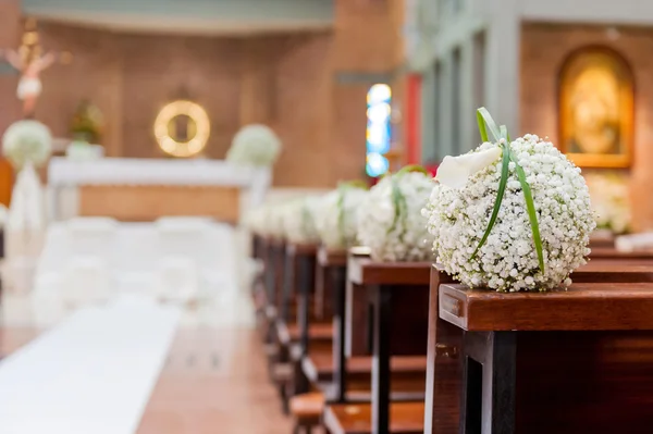 Kilisede beyaz çiçekler - Stok İmaj