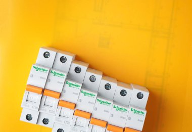 KHARKIV, UKRAINE - 2 Eylül 2020: Schneider Elektrik Şalterleri. Schneider Electric - dünyaca ünlü bir şirket. Entegre enerji verimliliği çözümlerinin önde gelen geliştiricisi ve tedarikçisidir..