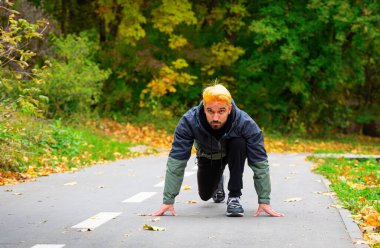 Düşük başlangıç koşucusu koşmaya hazırlanıyor.