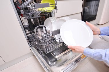 Bütünleşik bulaşık makinesi. Bulaşık makinesinden temiz bulaşıklar..