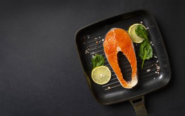 Kaburgalı tavada somon bifteği. Kopya alanı olan bir arkaplan. Üst görünüm.