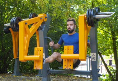 Bacaklar çalışıyor, bacaklar açık hava sporları sahasında pompalanıyor..