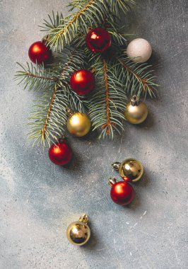 Noel dikey arka planı. Noel süsleriyle süslenmiş fidan dalları. 