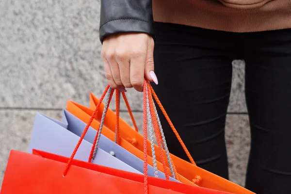 色彩艳丽的购物袋在女性手中 度假或销售概念 — 图库照片