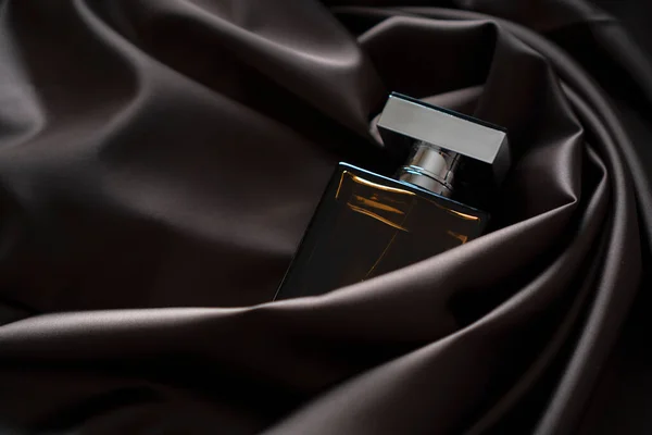 Garrafa Perfume Masculino Pano Cetim Ondas Cortinas — Fotografia de Stock