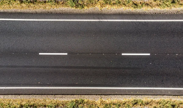 Havadan. Boş kırsal otoyol asfalt yolu. Üst görünüm.