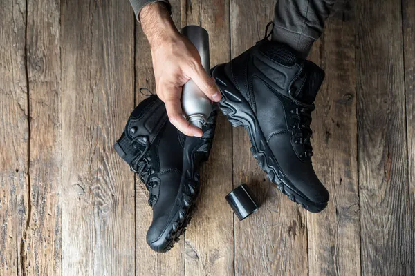 Stiefel Pflegen Schuhe Pflegen Mann Sprüht Trekkingschuhe Mit Einem Speziellen — Stockfoto