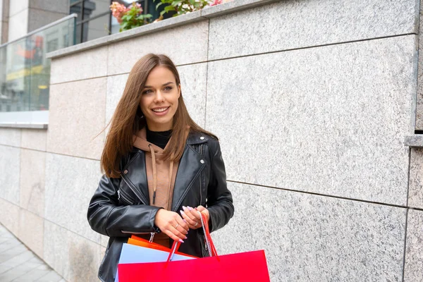 买东西一个年轻漂亮的女人提着购物袋走在城市的大街上 快乐的生活方式 假日折扣 季节销售概念 — 图库照片