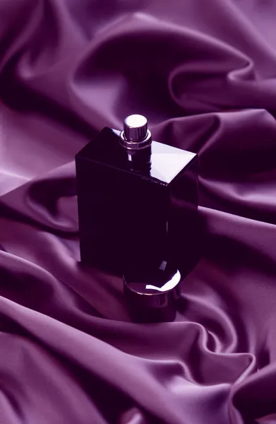 Czarna Butelka Perfum Satynowej Tkaninie Uszkodzony Obraz — Zdjęcie stockowe