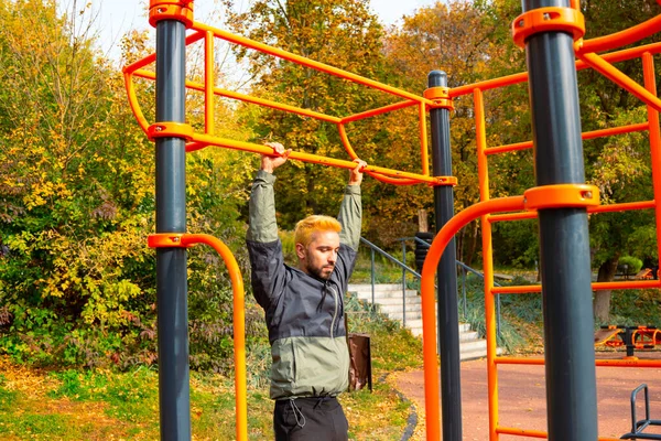 Trening Męski Belkach Poziomych Jesiennym Parku Szkolenie Otwartym Powietrzu Kiełkuje — Zdjęcie stockowe
