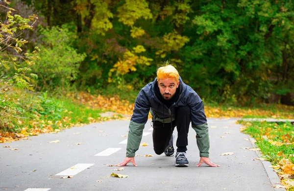 Düşük başlangıç koşucusu koşmaya hazırlanıyor.