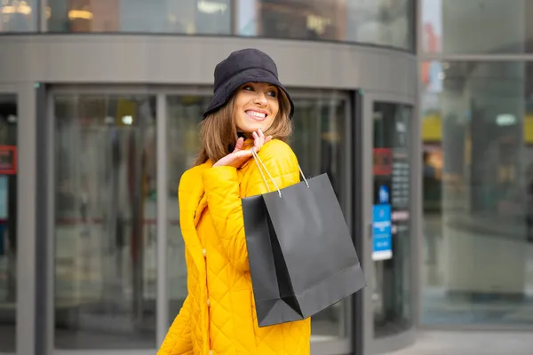 一个带着黑色购物袋的迷人的购物者女人 快乐的生活方式 假日折扣 销售理念 — 图库照片