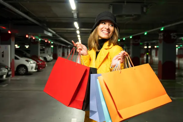 购物后在购物中心停车场散步的快乐的购物妇女 — 图库照片