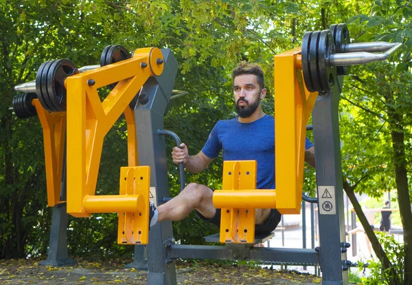 Bacaklar çalışıyor, bacaklar açık hava sporları sahasında pompalanıyor..