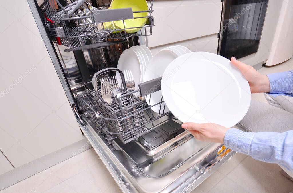 Integrated dishwasher machine. Clean dishes from the dishwasher.