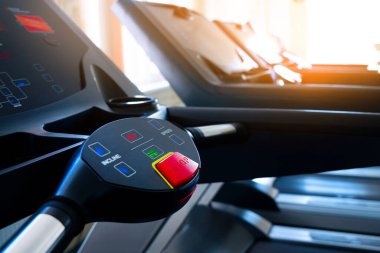 Spor salonunda koşu ve yürüyüş için koşu bantları. 