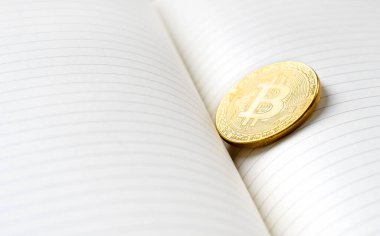 Açık defter sayfalarında Bitcoin sembolü (btc).