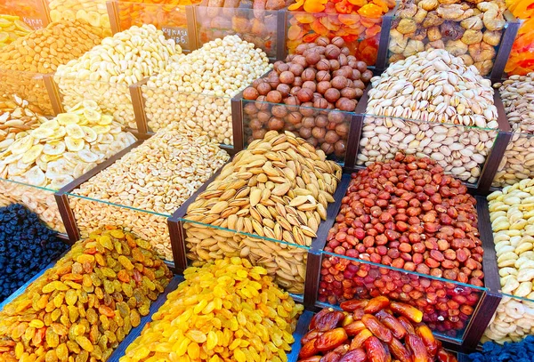 Şark pazarında kurutulmuş meyve ve fındıklı tezgah. Doğal organik tatlı ve fındık çeşitleri. Vitamin ve mineral açısından zengin vejetaryen yemekleri..