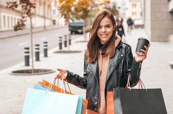 带着购物袋和咖啡在户外散步的年轻女人 快乐的生活方式 假日折扣和销售理念 — 图库照片
