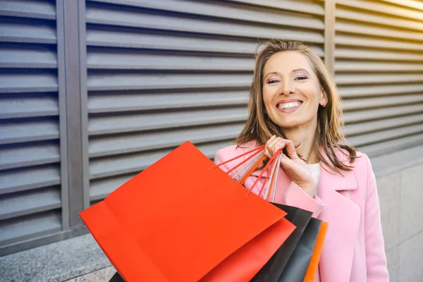 Hübsch Lächelnde Frau Mit Einkaufstüten Freien — Stockfoto