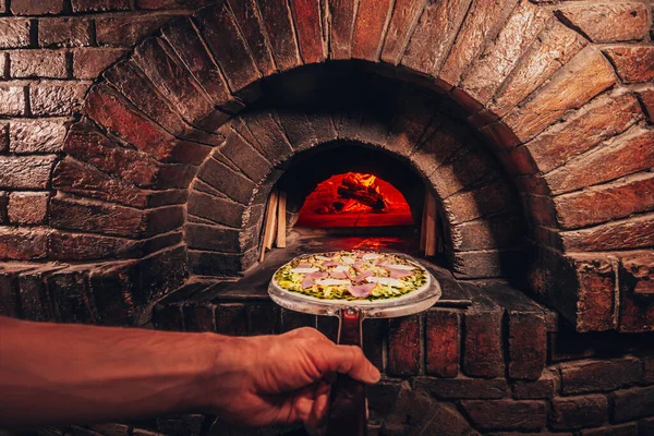 Cocinar Pizza Horno Piedra Italiano Chef Pone Pizza Horno — Foto de Stock