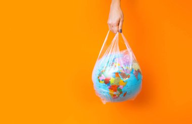 Küresel ısınma, karbondioksit sorunu. Ozon tükenmesi ve oksijen eksikliği plastik bir torba içinde dünya ile.