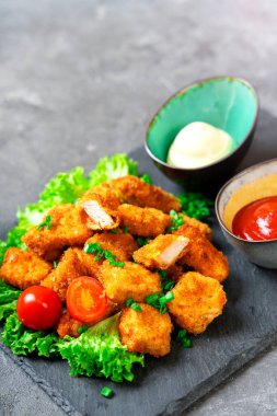 Külçeler. Tavuk külçeleri. Dikey fotoğrafçılık.