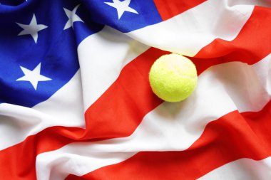 ABD tenis açık konsepti. Amerikan tenis arka planında ABD Bayrağı ve tenis topu.
