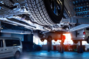 Otomatik servis arka planı ve asansörde arabalar.