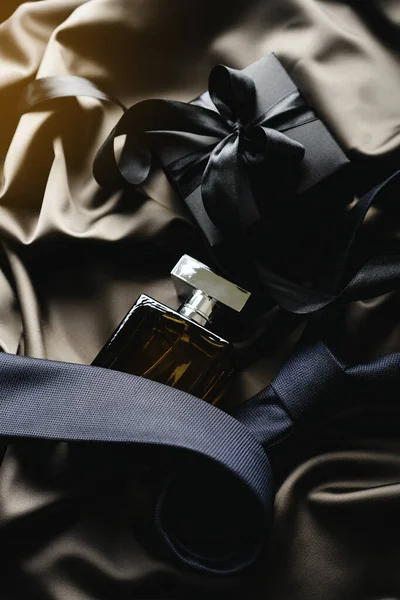 Eleganti Accessori Uomo Cravatta Confezione Regalo Nera Bottiglia Profumo Sul — Foto Stock