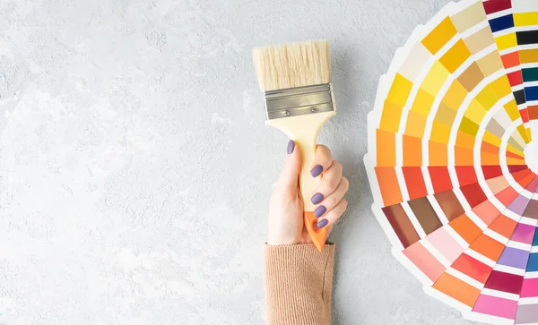 室内设计理念与女性手握刷子的色彩调色板风扇 带有复制空间的背景 — 图库照片