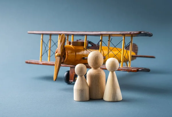 Koncepcja Podróży Rodzinnej Zabawkami Drewnianymi Samolotem Drewnianym Tle — Zdjęcie stockowe