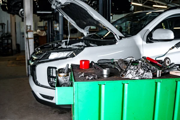 Tavolo Meccanico Officina Riparazione Auto Con Auto Sullo Sfondo — Foto Stock