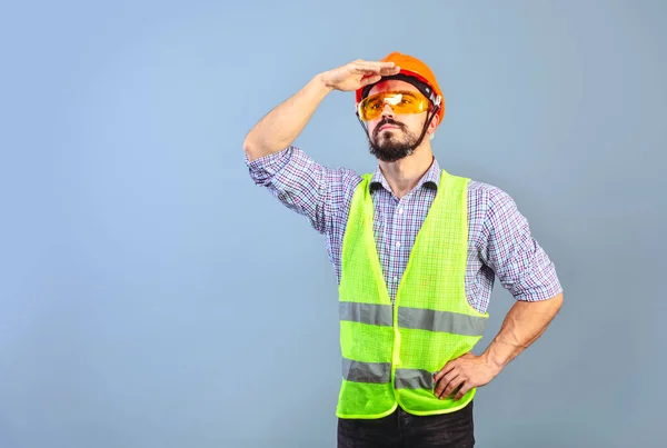 Aufgepumpter Vorgesetzter Mit Hartem Hut Blickt Die Ferne — Stockfoto