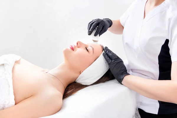 Ultrasound Facial Peeling Ultrasonic Facial Cleansing Cosmetology Clinic Cosmetologist Ultrasonic — Stock Photo, Image