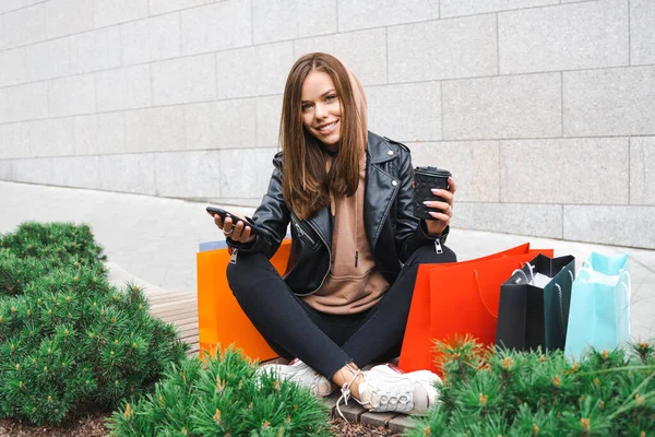 Beautiful Young Woman Sitting Shopping Bags Bench She Wearing Casual — 图库照片