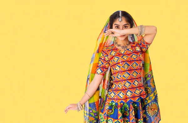 Mooie Indiaanse Ras Vrouw Dragen Etnische Indiaanse Jurk Geïsoleerd Gele — Stockfoto
