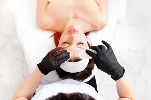 Ultradźwiękowy Peeling Twarzy Ultradźwiękowe Oczyszczanie Twarzy Klinice Kosmetologii Kosmetolog Ultradźwiękową — Zdjęcie stockowe