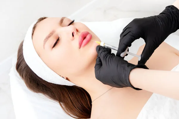 Powiększenie Ust Kwasem Hialuronowym Kosmetologia Kobiet Klinice Kosmetycznej — Zdjęcie stockowe