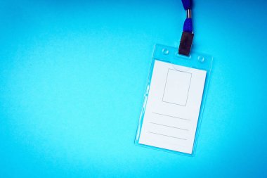 Mavi arka planda boş bir rozet. Rozet, bir insanın kimlik tespiti için evrensel bir araçtır. Tıbbi tema konsepti.