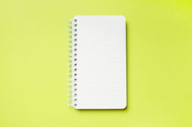 Taze yeşil arkaplanda kopyalama alanı olan boş bir bahar defteri..
