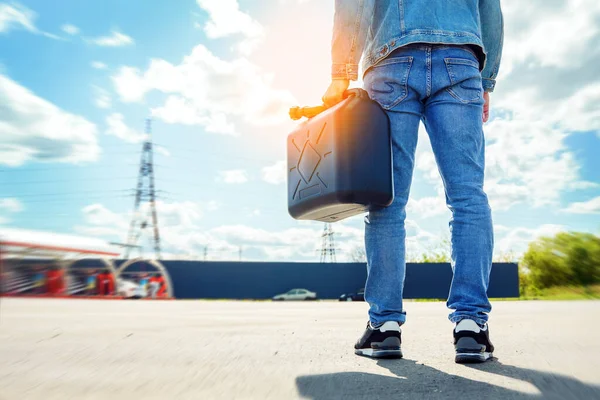 Bote Combustible Las Manos Hombre Pie Con Espalda Hacia Nosotros — Foto de Stock