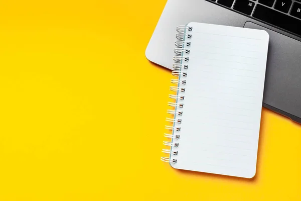 Žluté Kancelářské Zázemí Makupem Prázdný Notepad Moderní Notebook Prázdné Místo — Stock fotografie