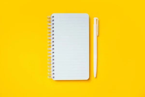 Mockup Prázdný Jarní Notebook Bílé Pero Žlutém Pozadí Horní Pohled — Stock fotografie