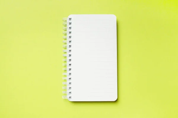 Mockup Lege Lente Notebook Met Kopieerruimte Frisse Groene Achtergrond — Stockfoto