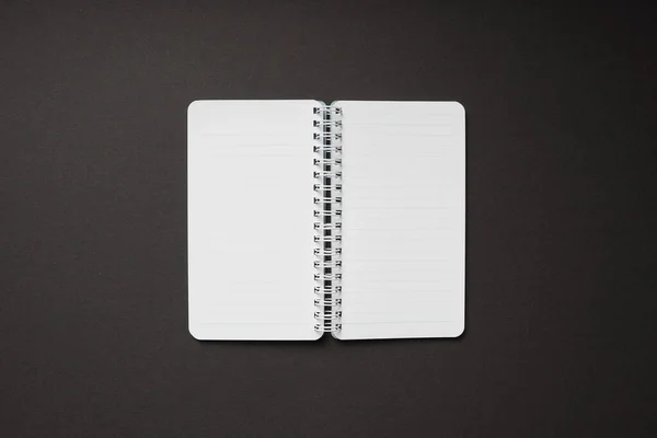 Cuaderno Primavera Vacío Burlón Con Espacio Copia Sobre Fondo Negro —  Fotos de Stock