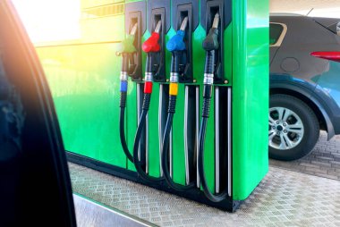 Benzin istasyonundaki silahlar benzin pompasında. Araçtan görüntüle.