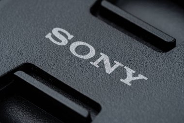 Poltava, Ukrayna - 5 Haziran 2022: Koruyucu lens kapağı üzerine Sony logosunun resimli editörü. Makro fotoğrafçılık.